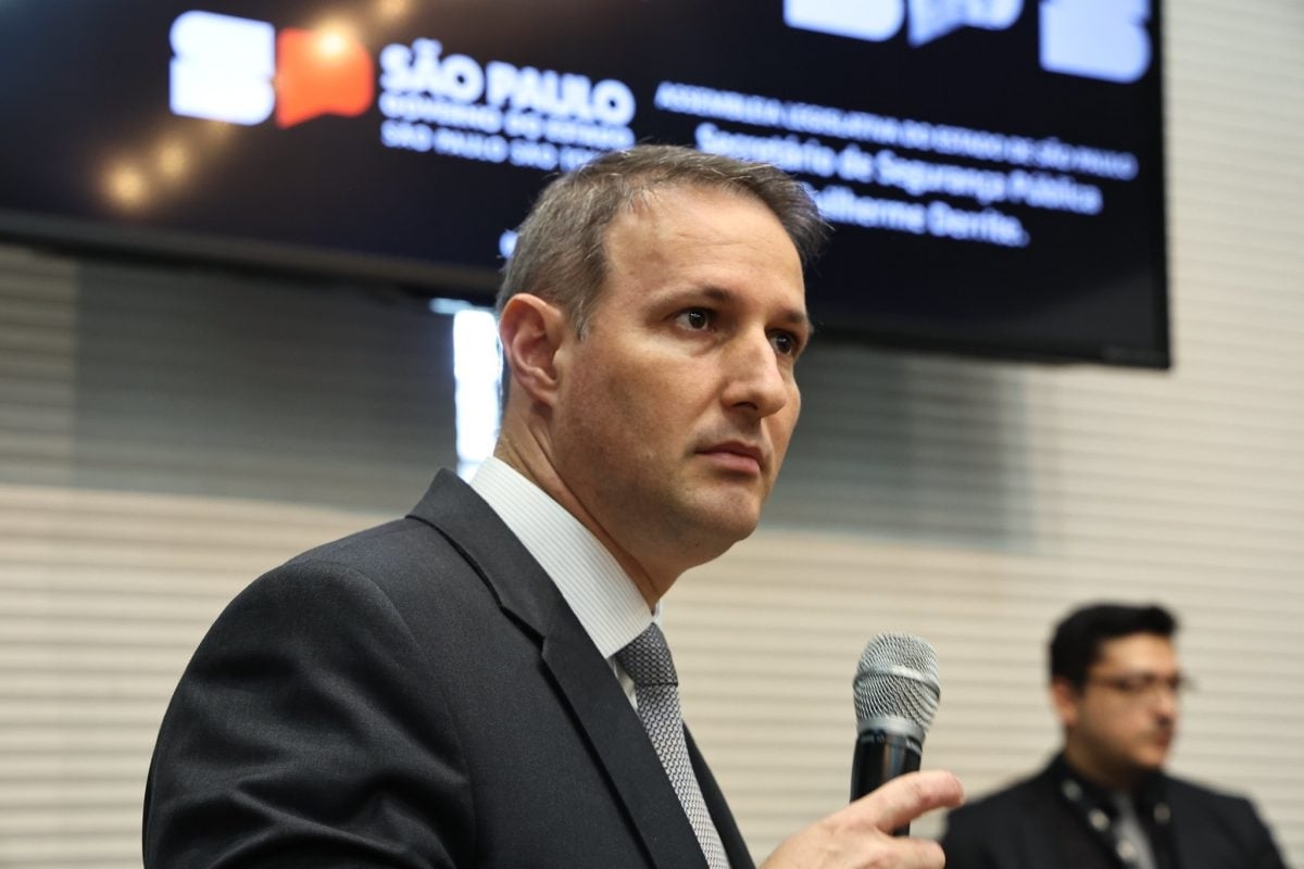 Derrite stelt een gevangenisstraf van maximaal 40 jaar voor en een veto op amnestie in het wetsvoorstel tegen bendes.