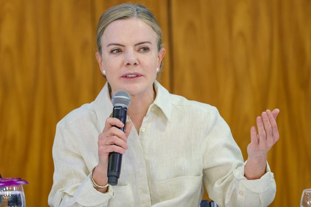 ‘Quem permanecer deve ter compromisso’, diz Gleisi após desembarque do União Brasil e PP