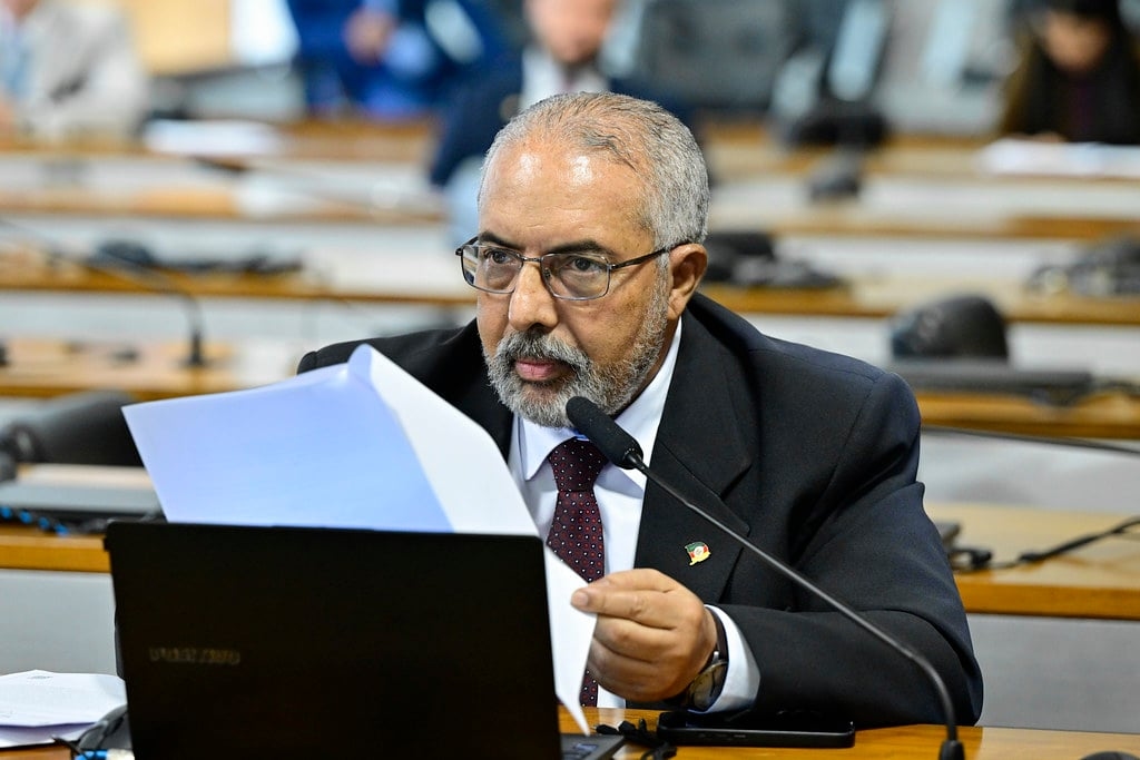 Comité del Senado aprueba requisito de que adultos mayores firmen un documento en papel para solicitar un préstamo