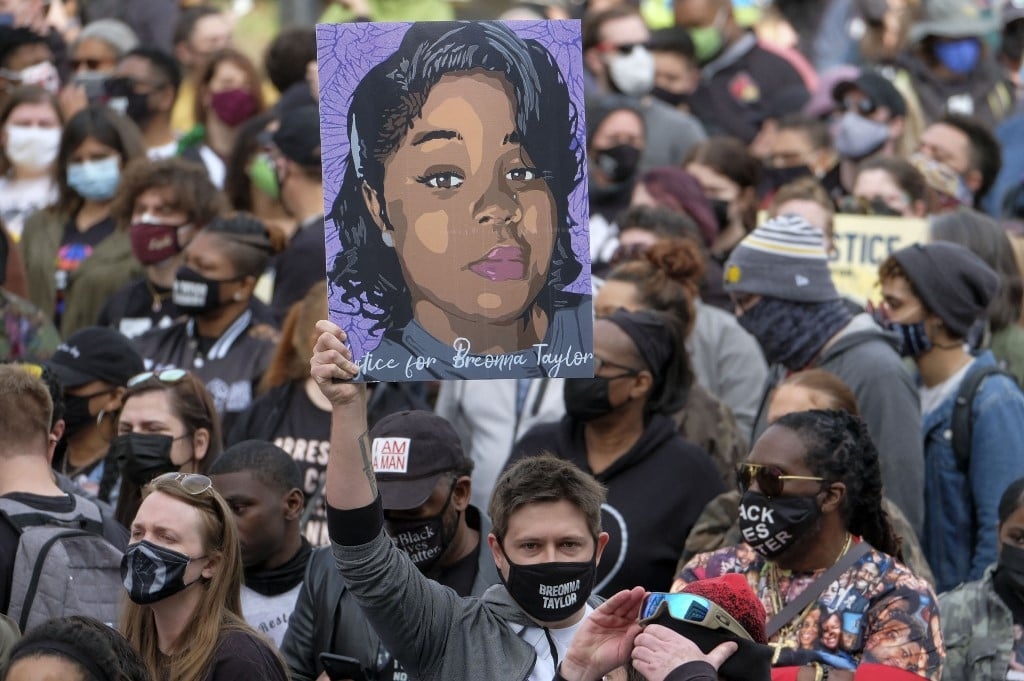 Ex-policial dos EUA é condenado a quase 3 anos de prisão por morte de Breonna Taylor