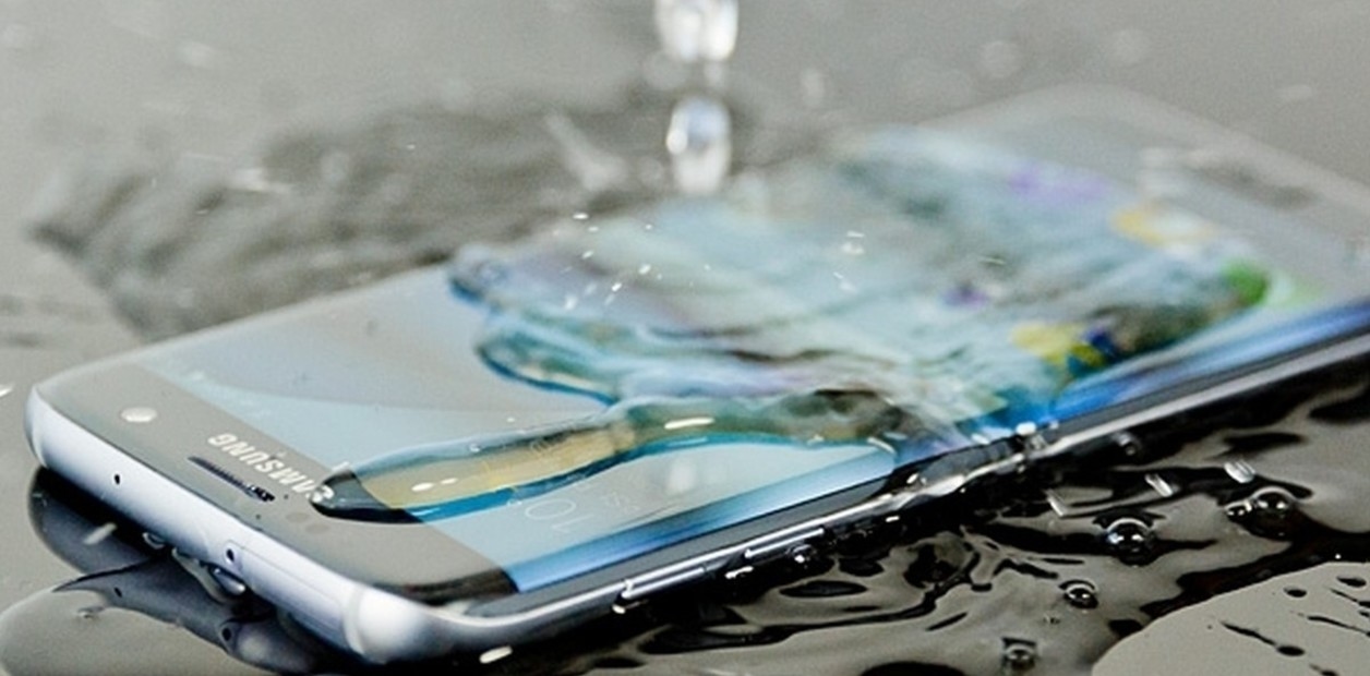 Qué hacer si se moja el celular: el error que todos cometen y los métodos que sí funcionan
