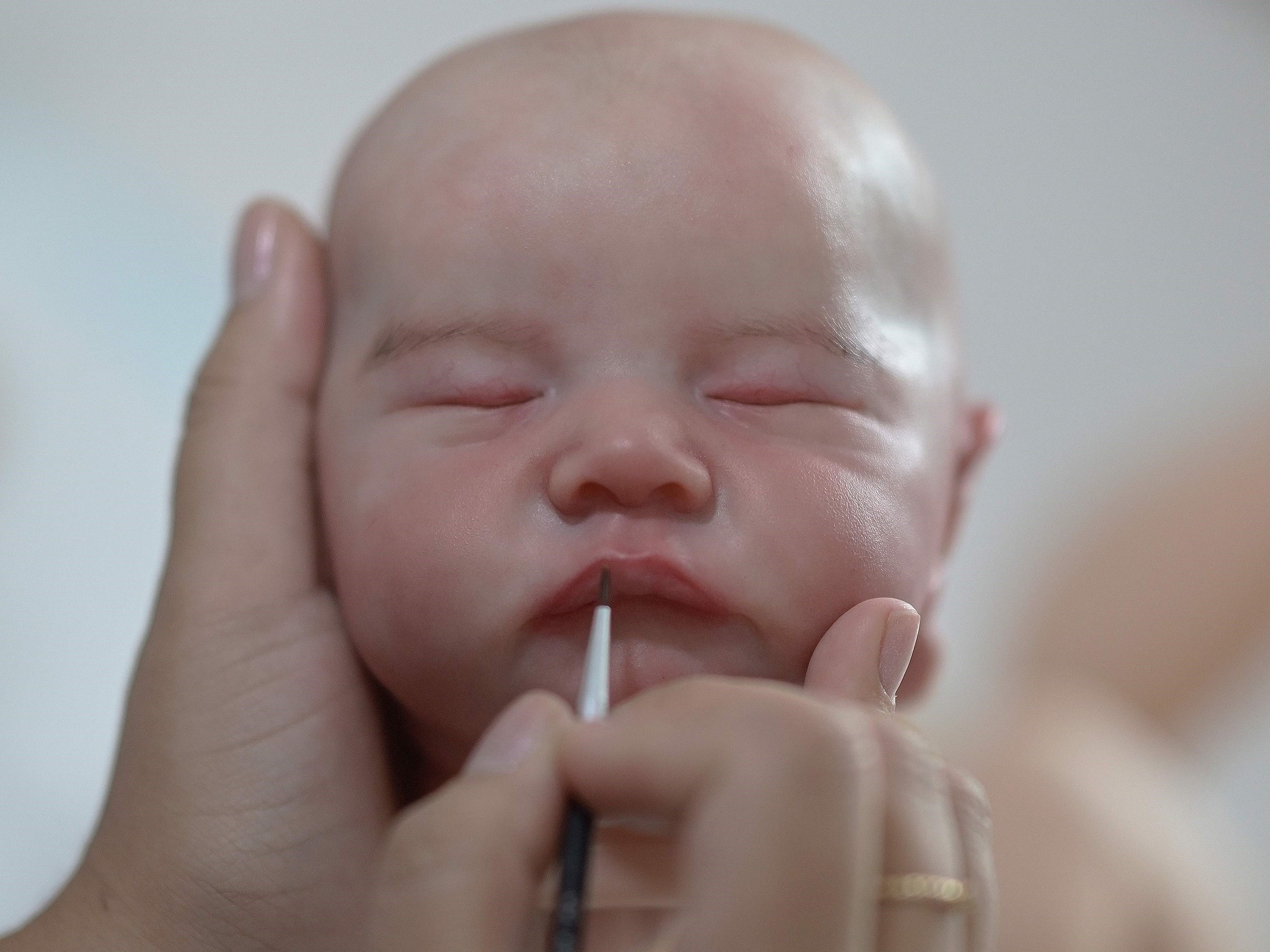 Reborn-Babys: Der beunruhigende Fortschritt hyperrealistischer Puppen, die dank KI atmen, weinen und zum Leben zu erwachen scheinen.