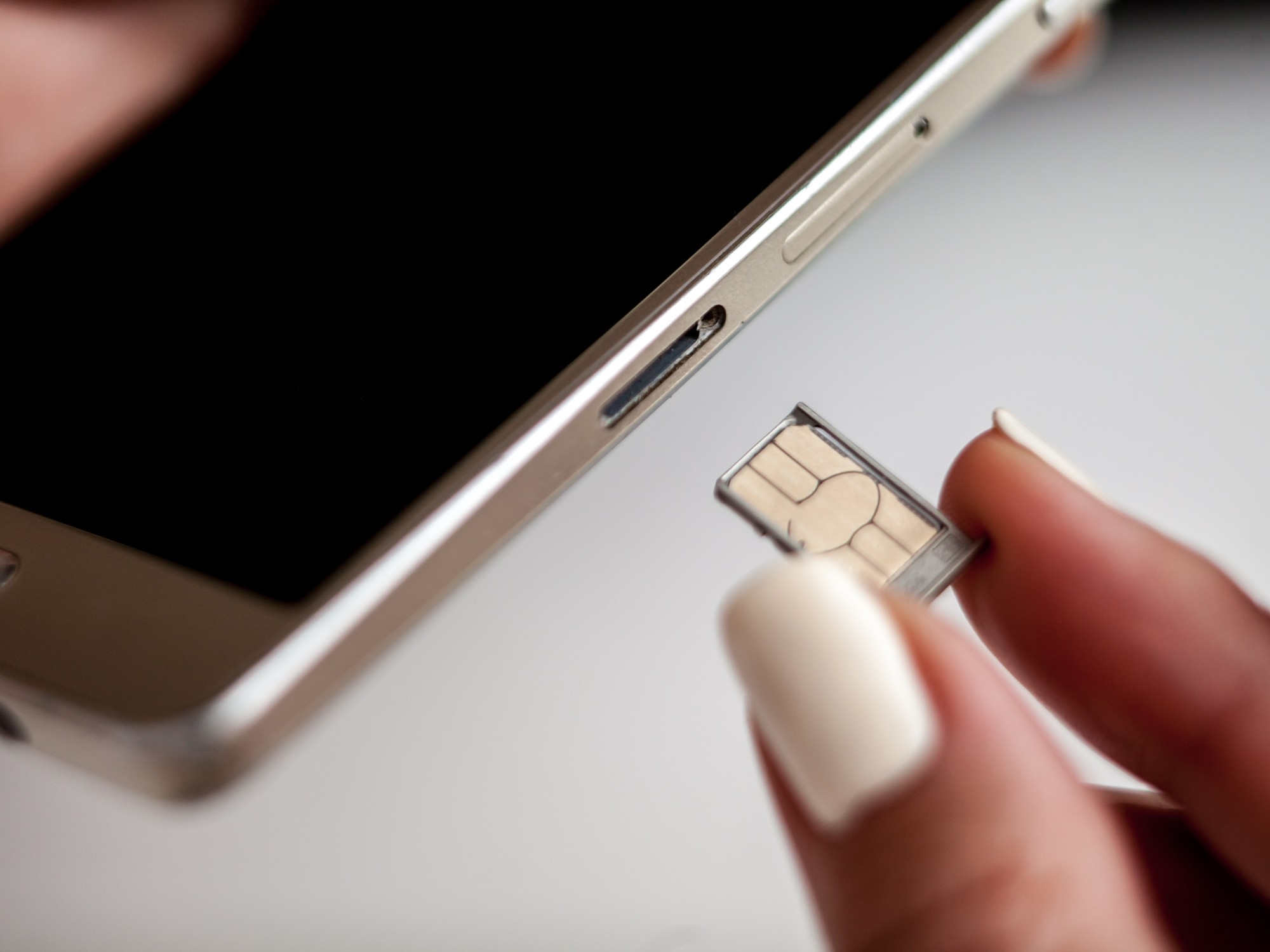 Seu celular perde o sinal e sua conta bancária fica vazia: é assim que funciona a troca de SIM, o golpe cibernético silencioso.