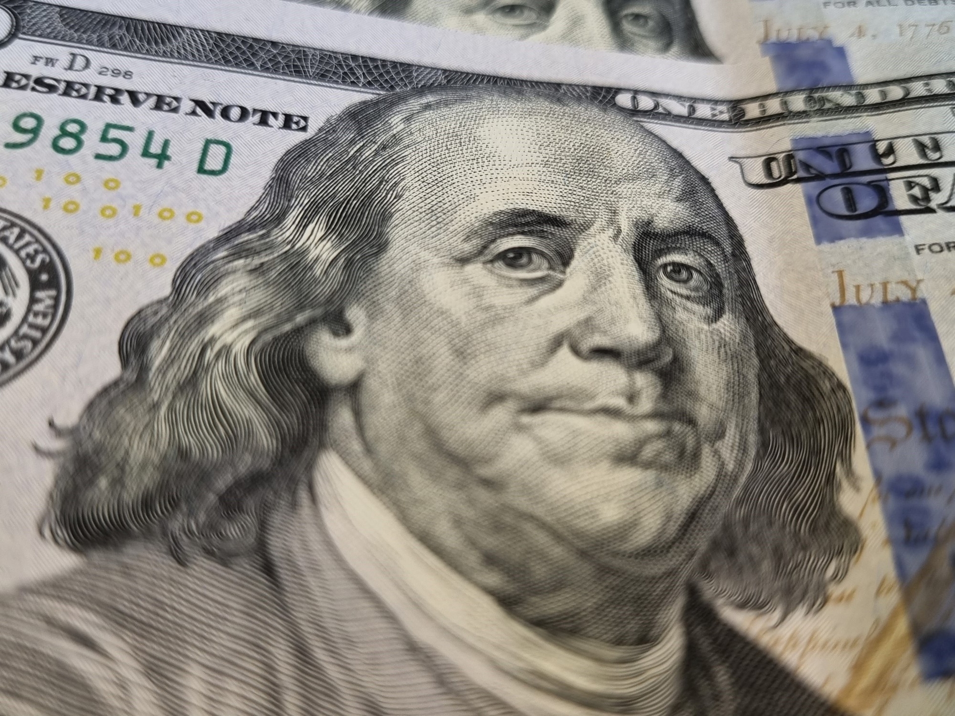 De superkoers wist de stijging van de officiële dollar tegen een hoge prijs te stoppen, maar de blauwe dollar steeg met $15