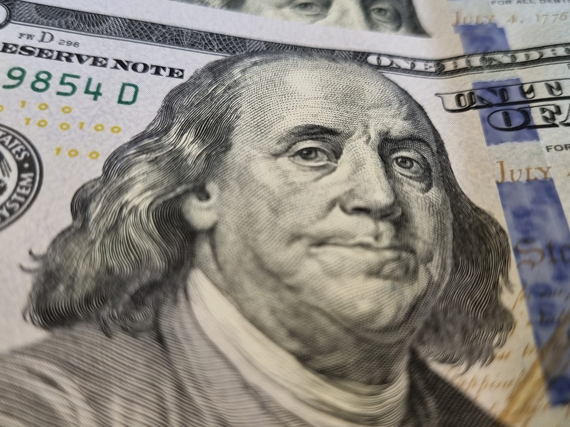 De superkoers wist de stijging van de officiële dollar tegen een hoge prijs te stoppen, maar de blauwe dollar steeg met $15