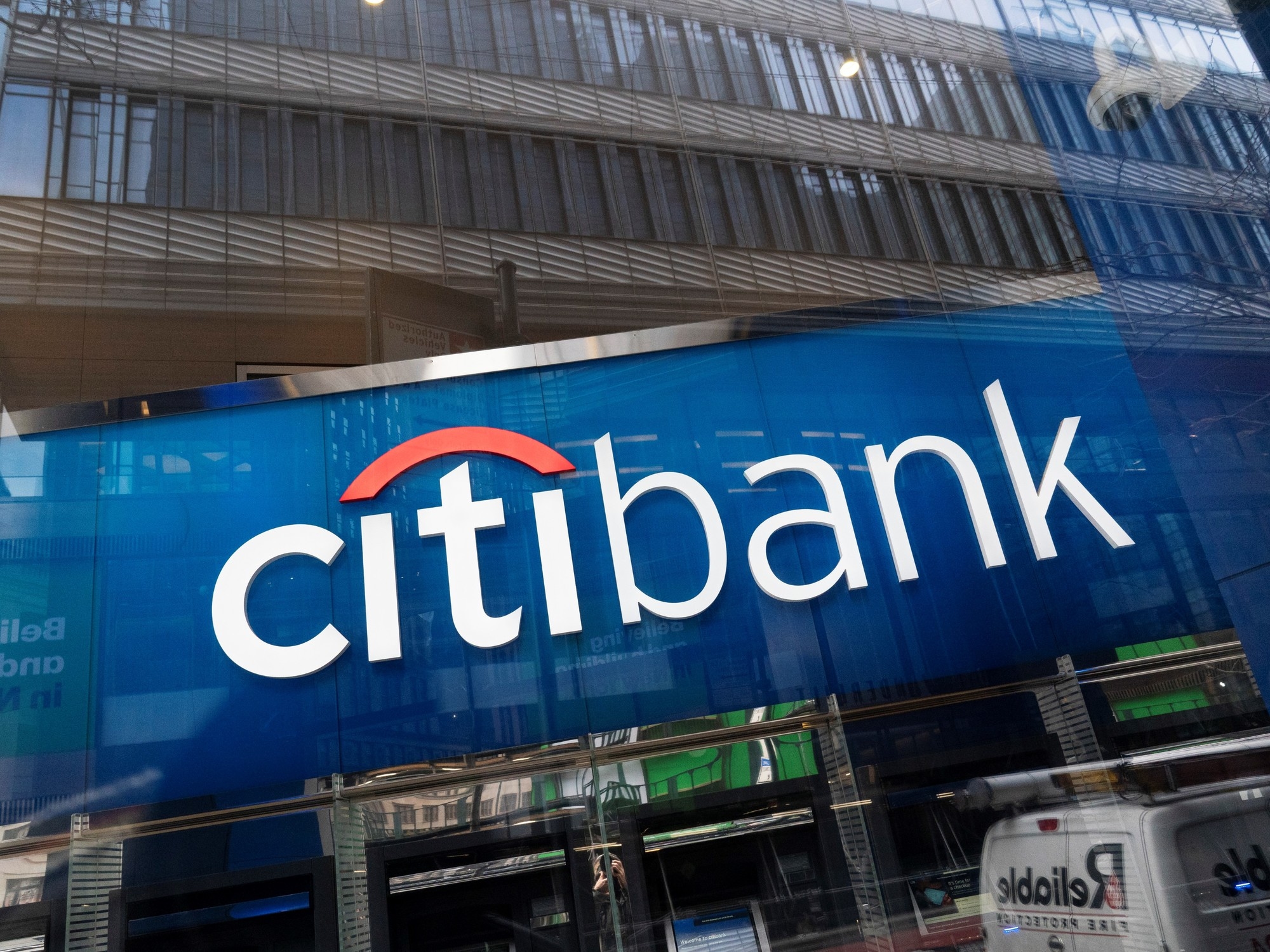 Citi mówi o boomie importowym i „skutkach ubocznych” stagnacji dolara