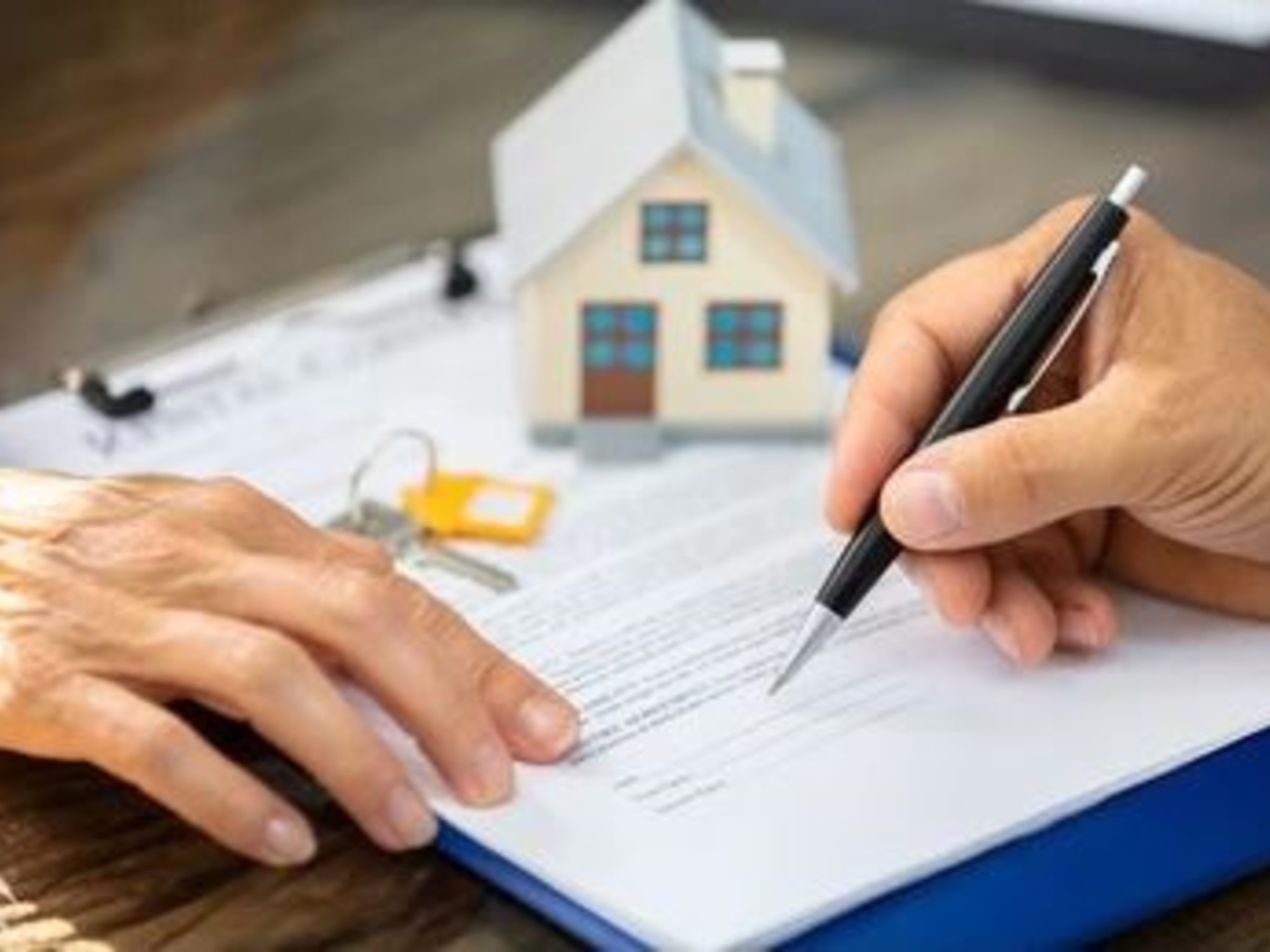 Verlangsamt sich die Hypothekenvergabe? Die Banken verschärfen ihre Konditionen, und die Zinsen liegen 15 % über der Inflationsrate.
