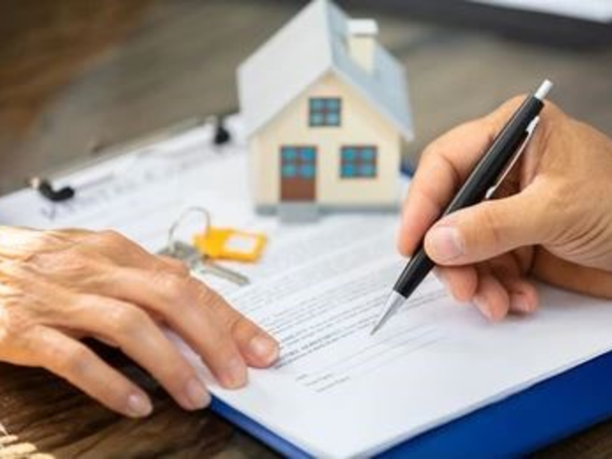 Verlangsamt sich die Hypothekenvergabe? Die Banken verschärfen ihre Konditionen, und die Zinsen liegen 15 % über der Inflationsrate.