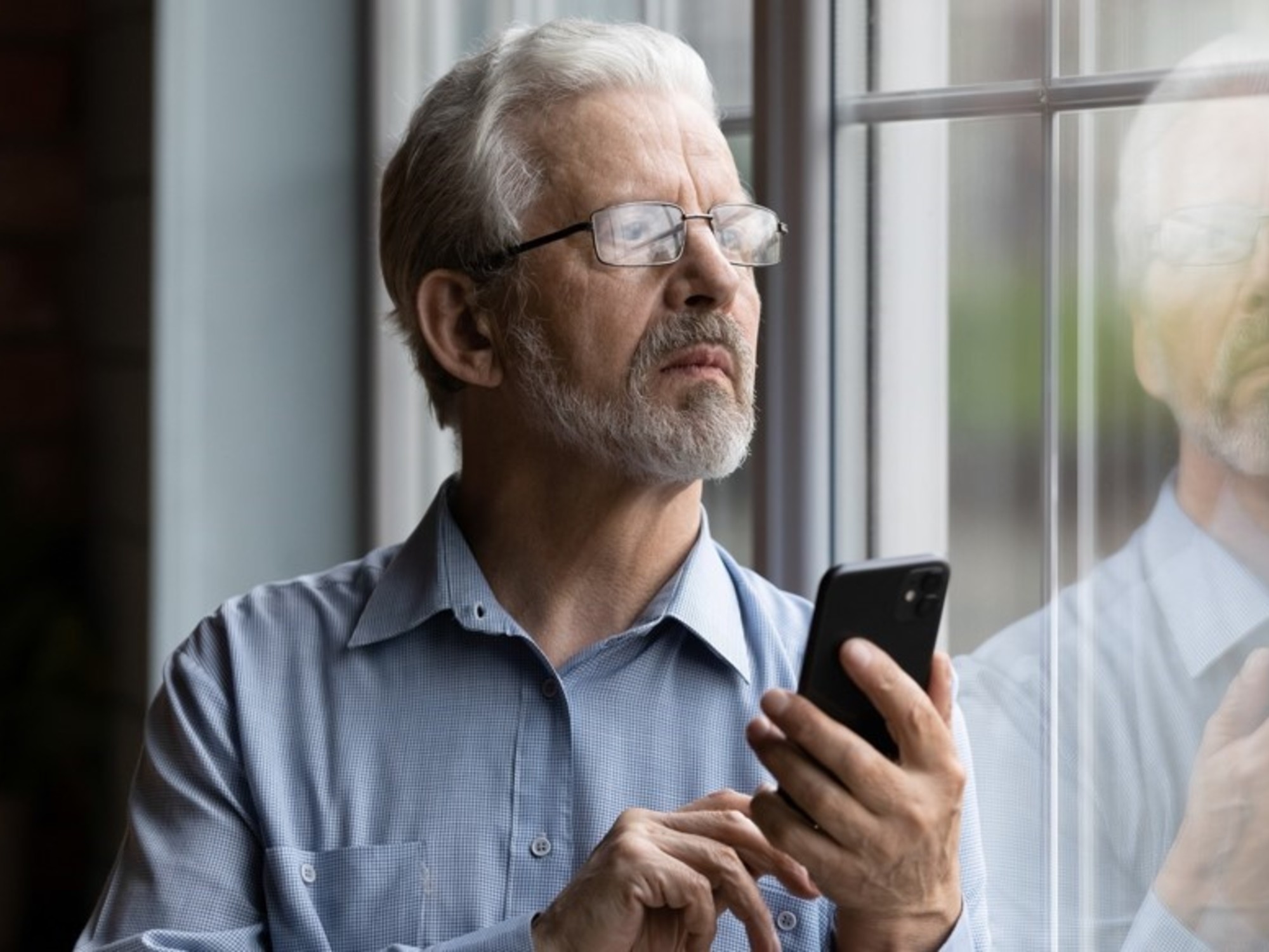 Golpes digitais direcionados a idosos: os cinco mais comuns, de mensagens falsas de familiares a golpes de IA