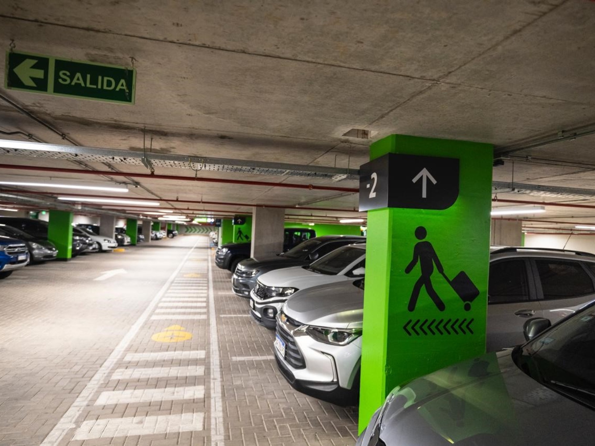 How much does it cost to park your car at Aeroparque or Ezeiza Airport during winter vacations and how to get a 40% discount?