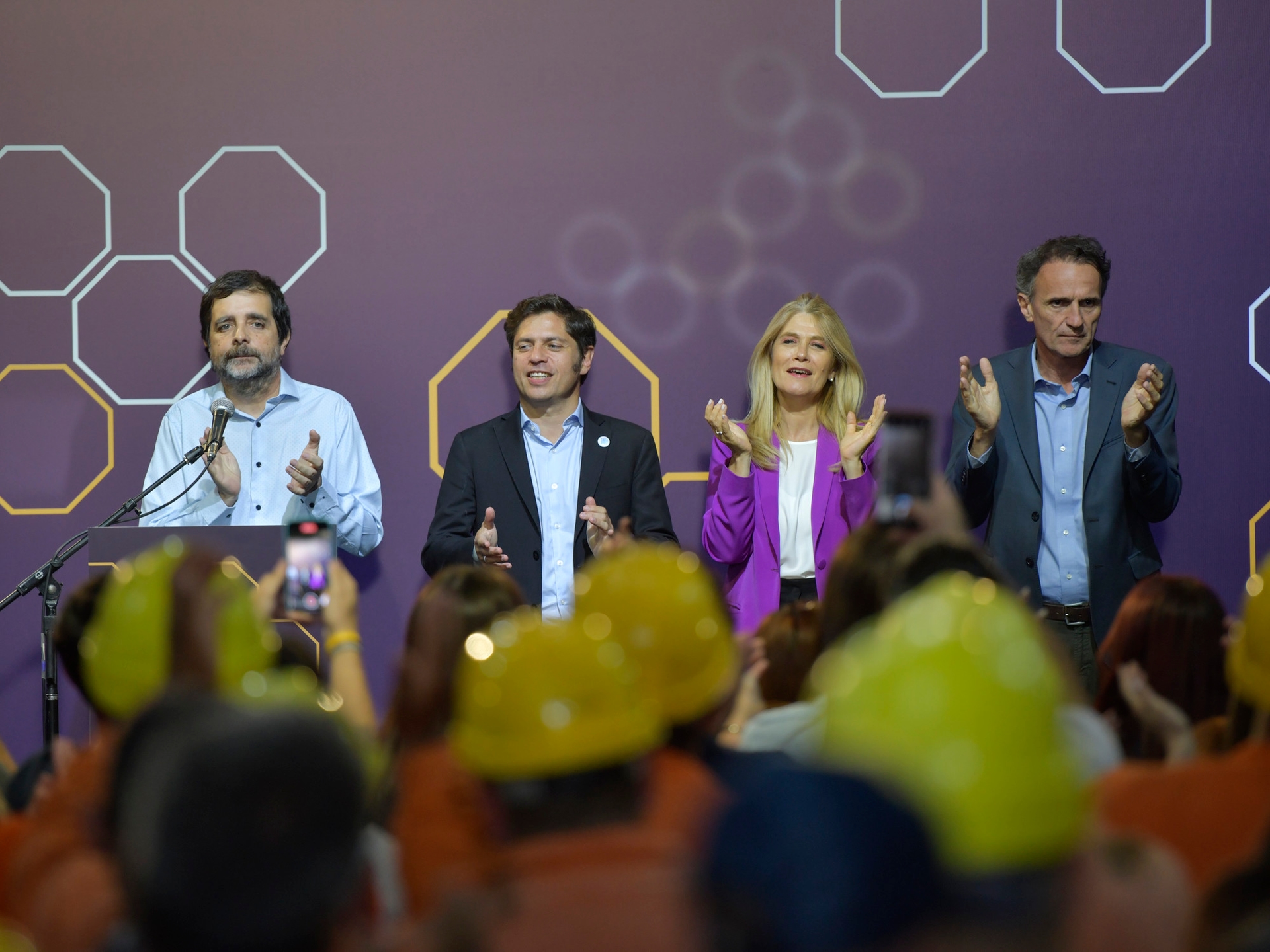 Axel Kicillof ha chiesto di lasciare "per dopo" il conflitto interno con il kirchnerismo e di unire le forze per fermare Milei.