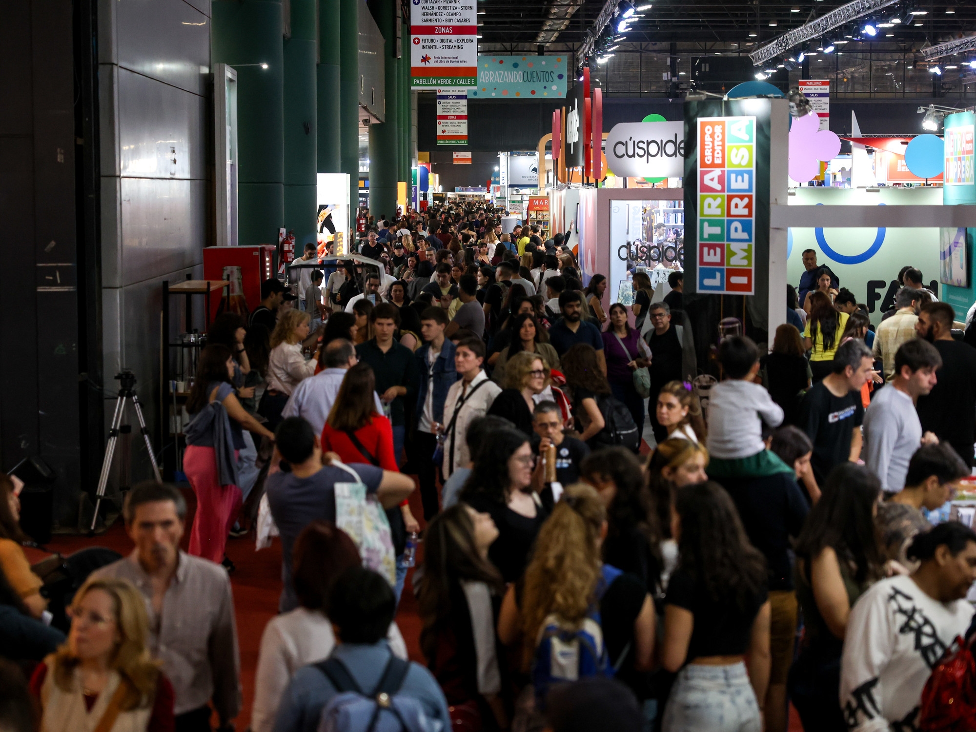 ¡Furor por la Feria del Libro! Dos días a pleno, con stands llenos y ventas que entusiasman