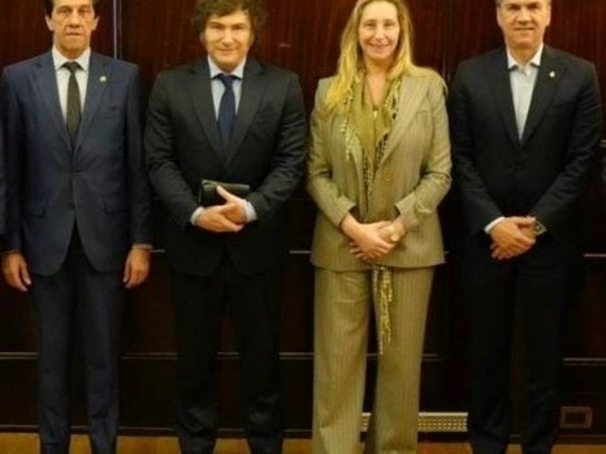 Hükümet, beş önemli seçim ve karmaşık bir görünümle bir aya başlıyor.