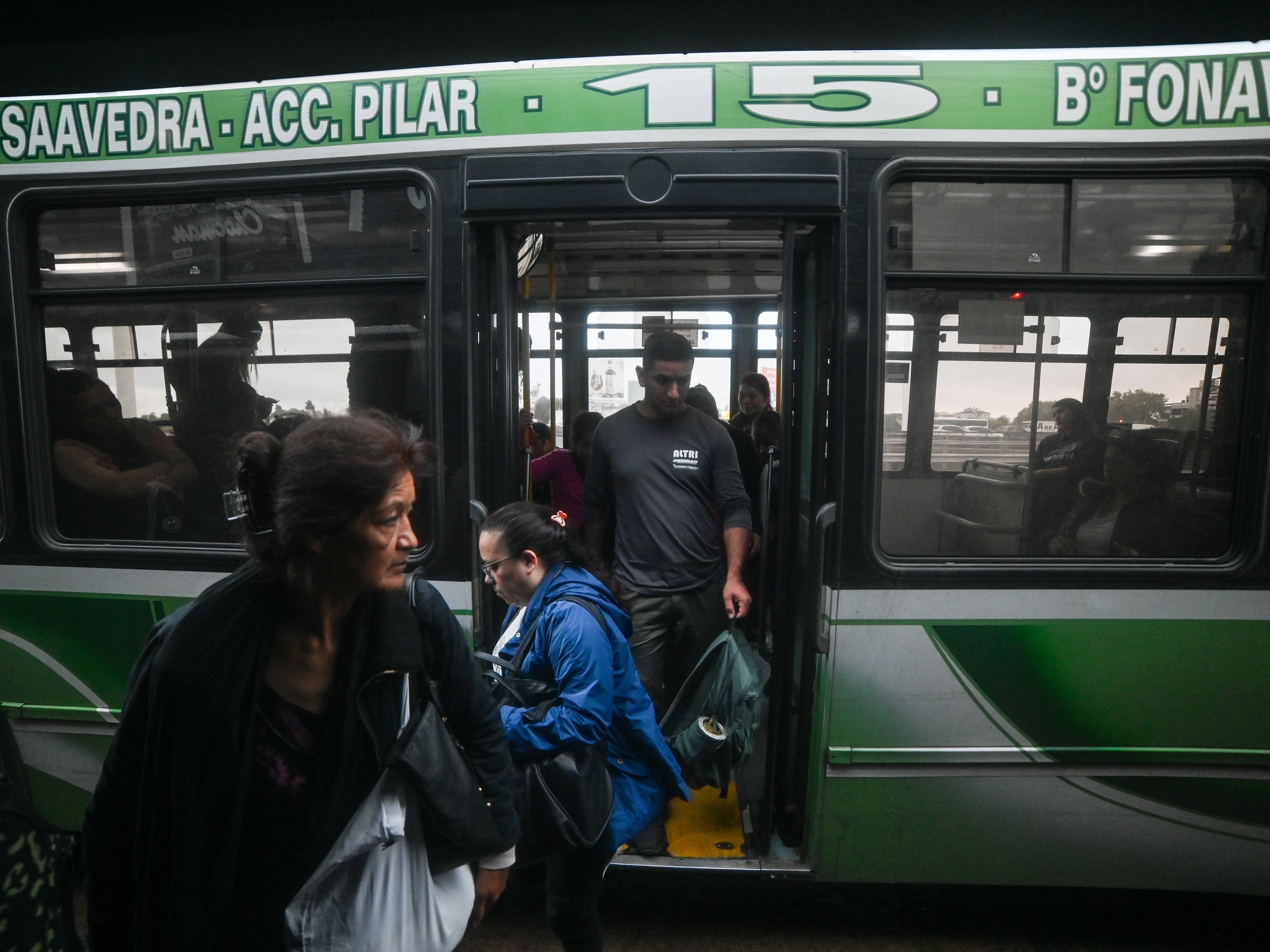 El Gobierno calificó de "extorsivo" el paro de colectivos: "El gremio toma de rehenes a los pasajeros"