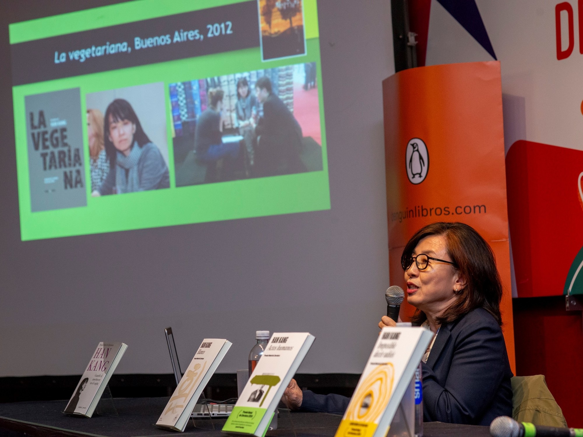 Z oddali laureat Nagrody Nobla w dziedzinie literatury Han Kang wziął udział w targach