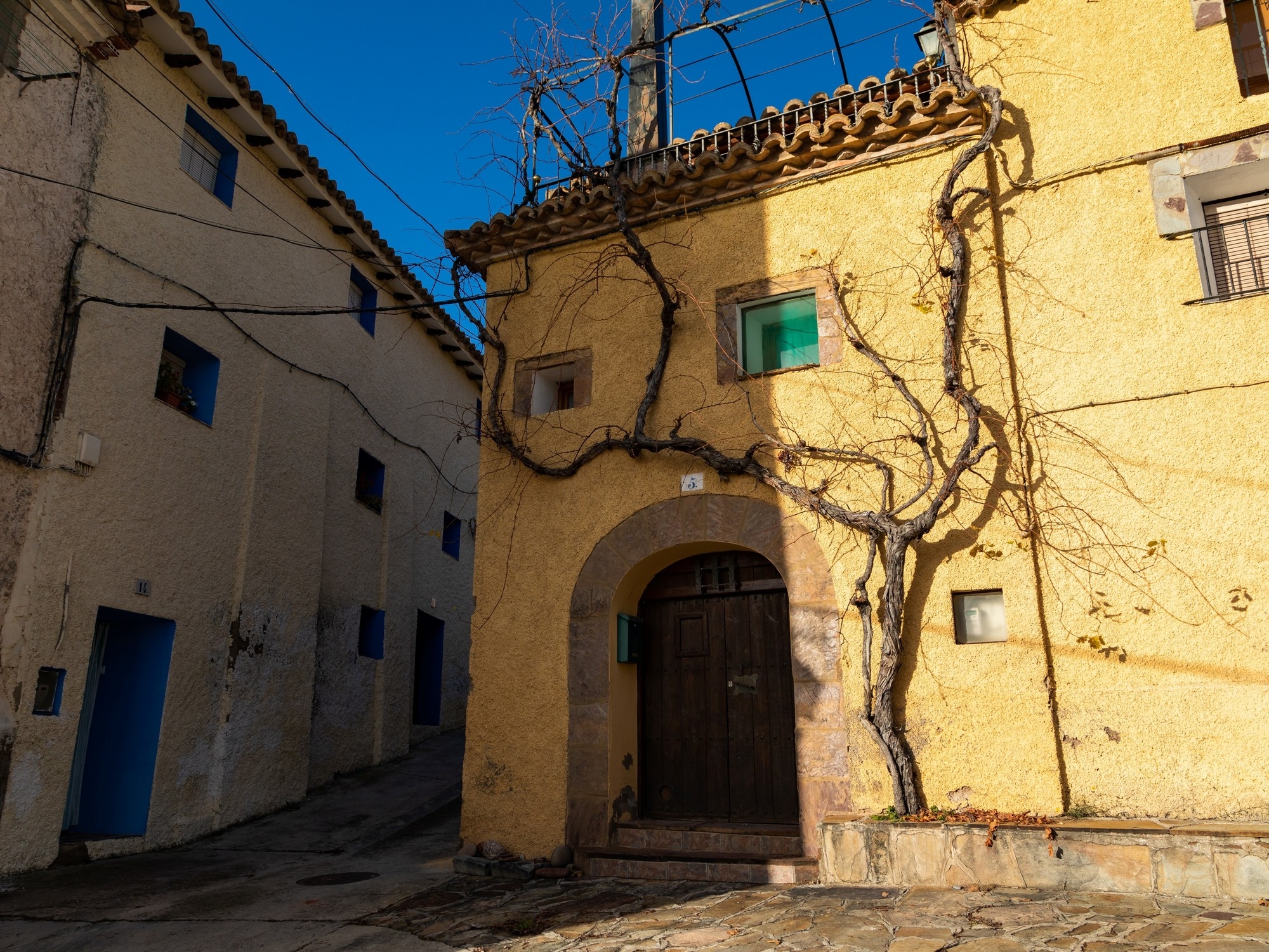 Die kleine Stadt in Spanien, die jedem, der einzieht, ein Haus anbietet und sich um die örtliche Bar kümmert.