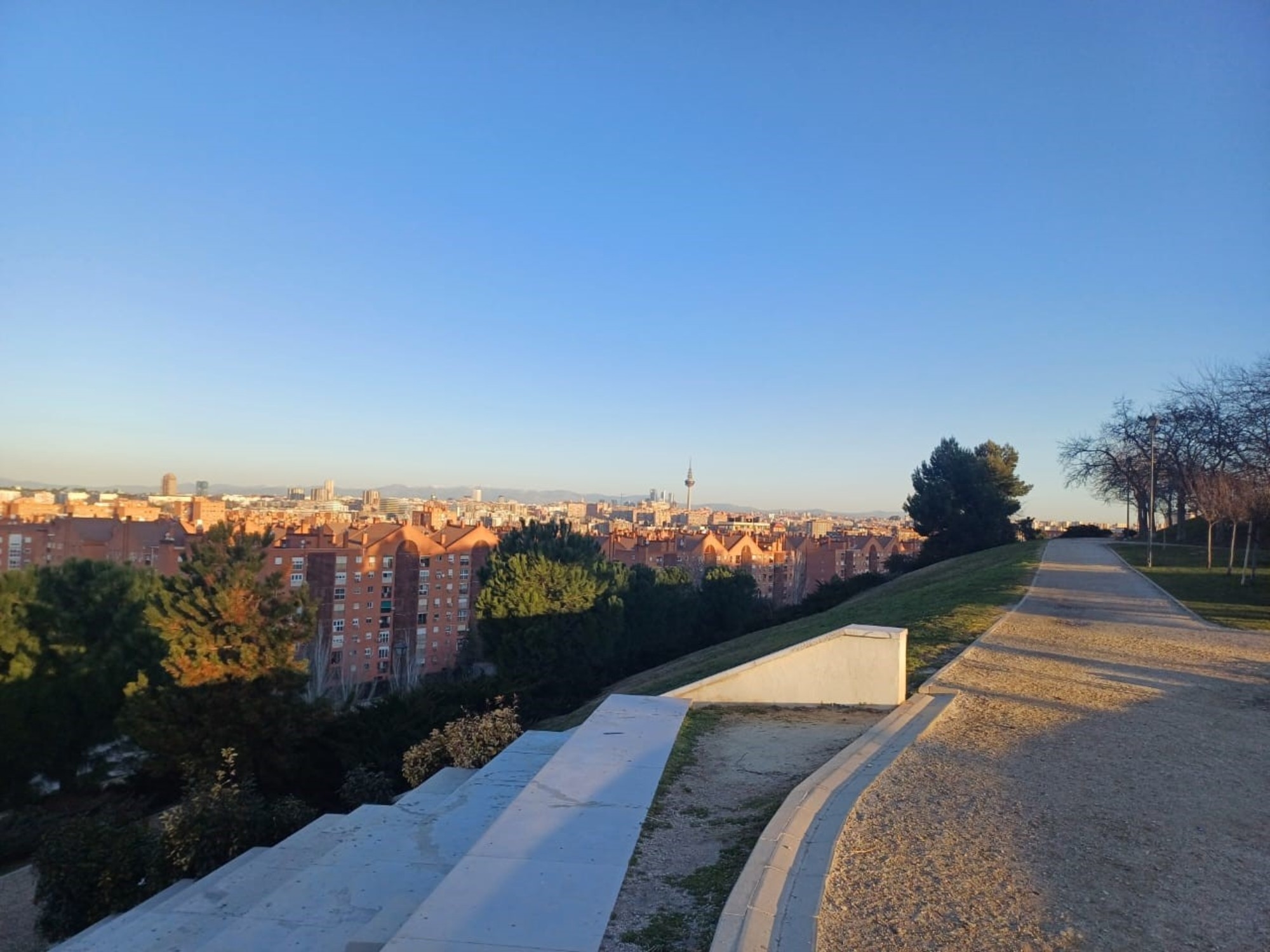 Rayo Vallecano stadium, the history of the Siete Tetas park, and Argentine empanadas