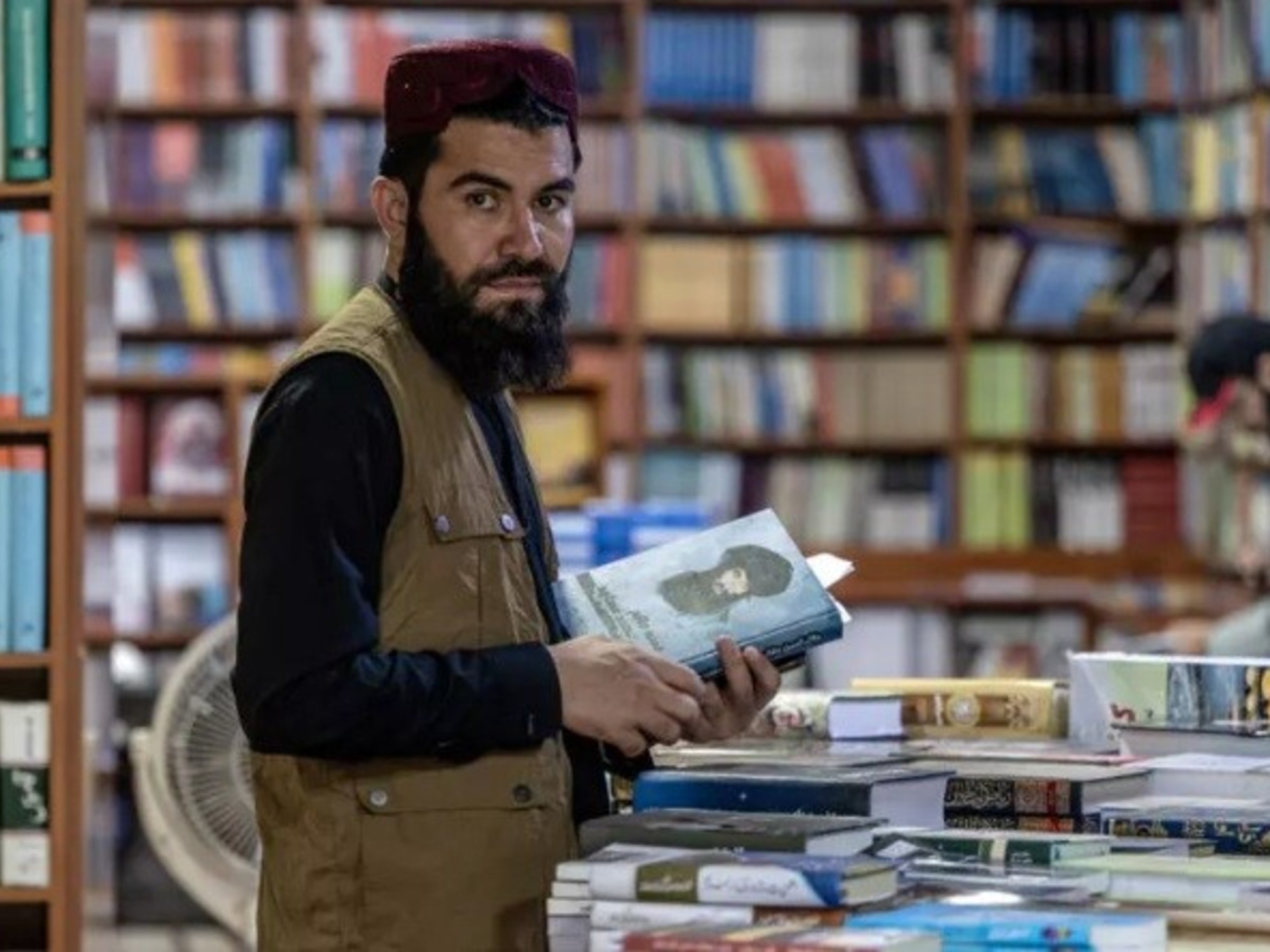 Die Taliban tauschen Waffen gegen Stifte, um ihrer Version des Krieges Ausdruck zu verleihen.