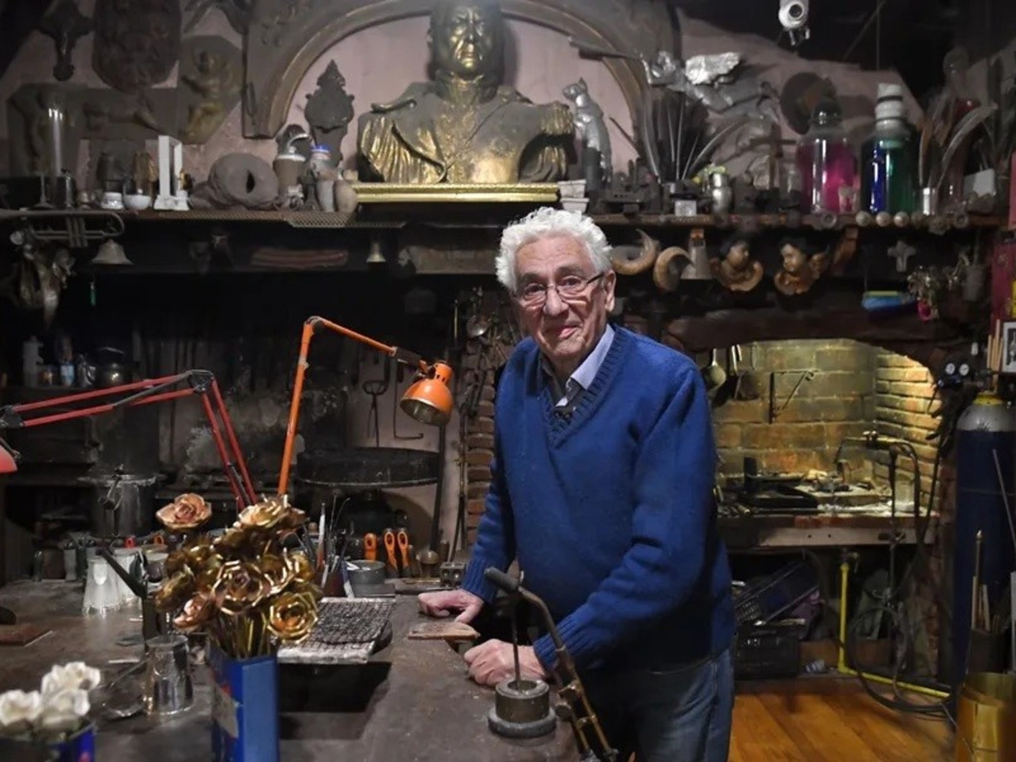 The goldsmith Juan Carlos Pallarols creates a chalice of peace, made of bullets, for Leo XIV