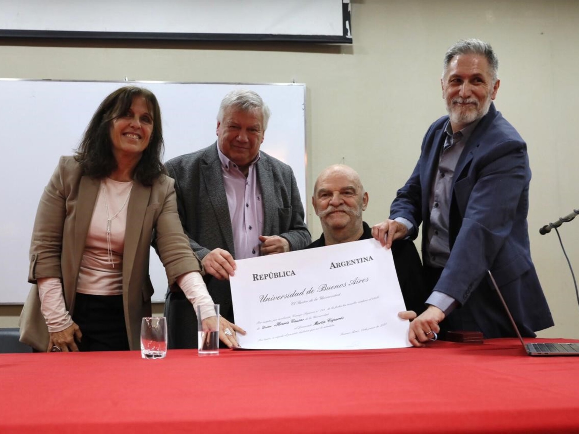 "Abbiamo fallito. Mi assumo anch'io la responsabilità": lo scrittore Martín Caparrós ha ricevuto il premio Honoris Causa.