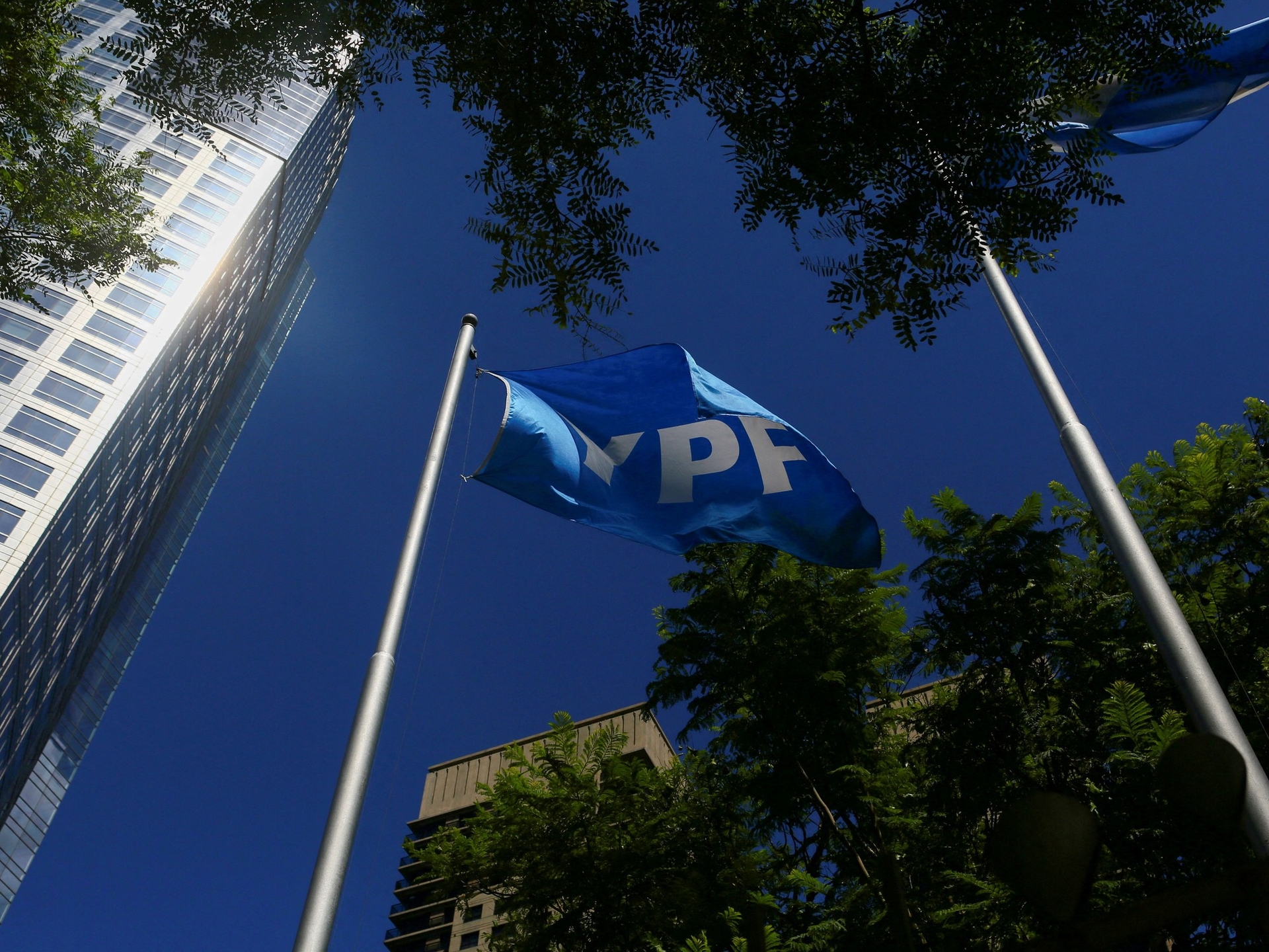 YPF-proces: regering stapt naar het Hof van Beroep om overdracht van aandelen in oliebedrijf te voorkomen.