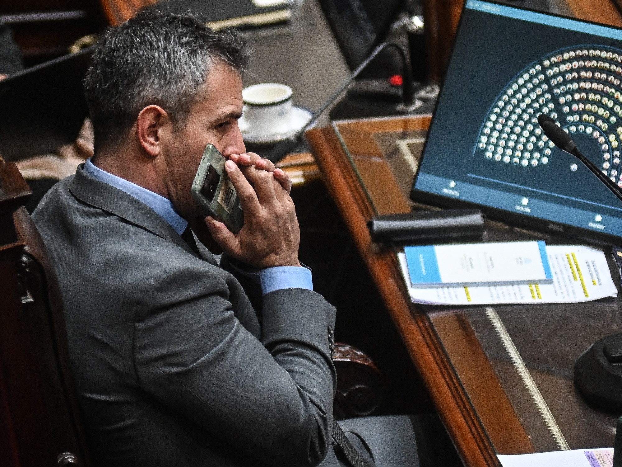 „Jak pawian”: Ucieczka sojuszników i pasmo porażek stawiają partię rządzącą na krawędzi kolejnych burz.