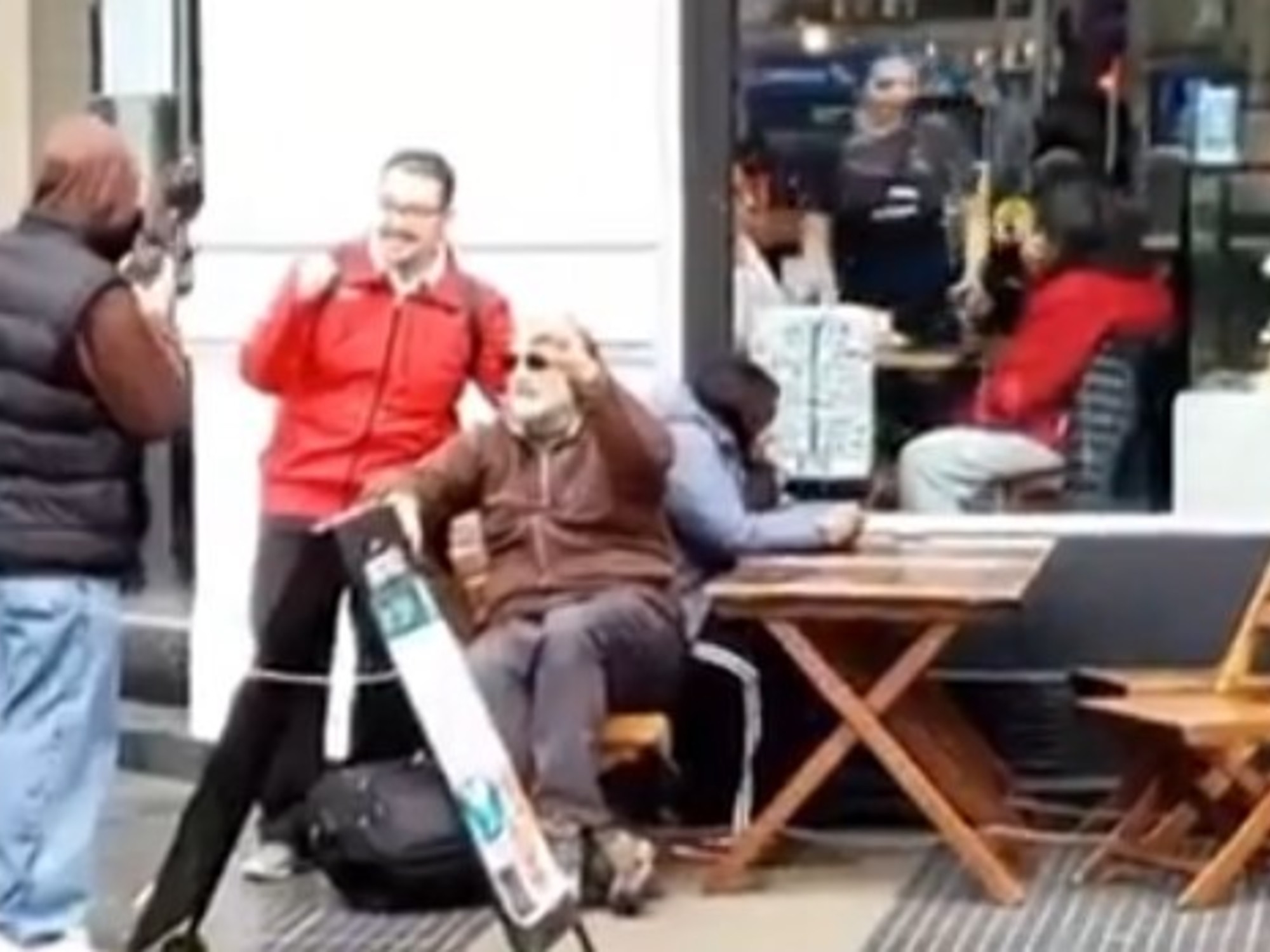 El piquetero Eduardo Belliboni se sentó en una cafetería mientras había protestas frente al Congreso