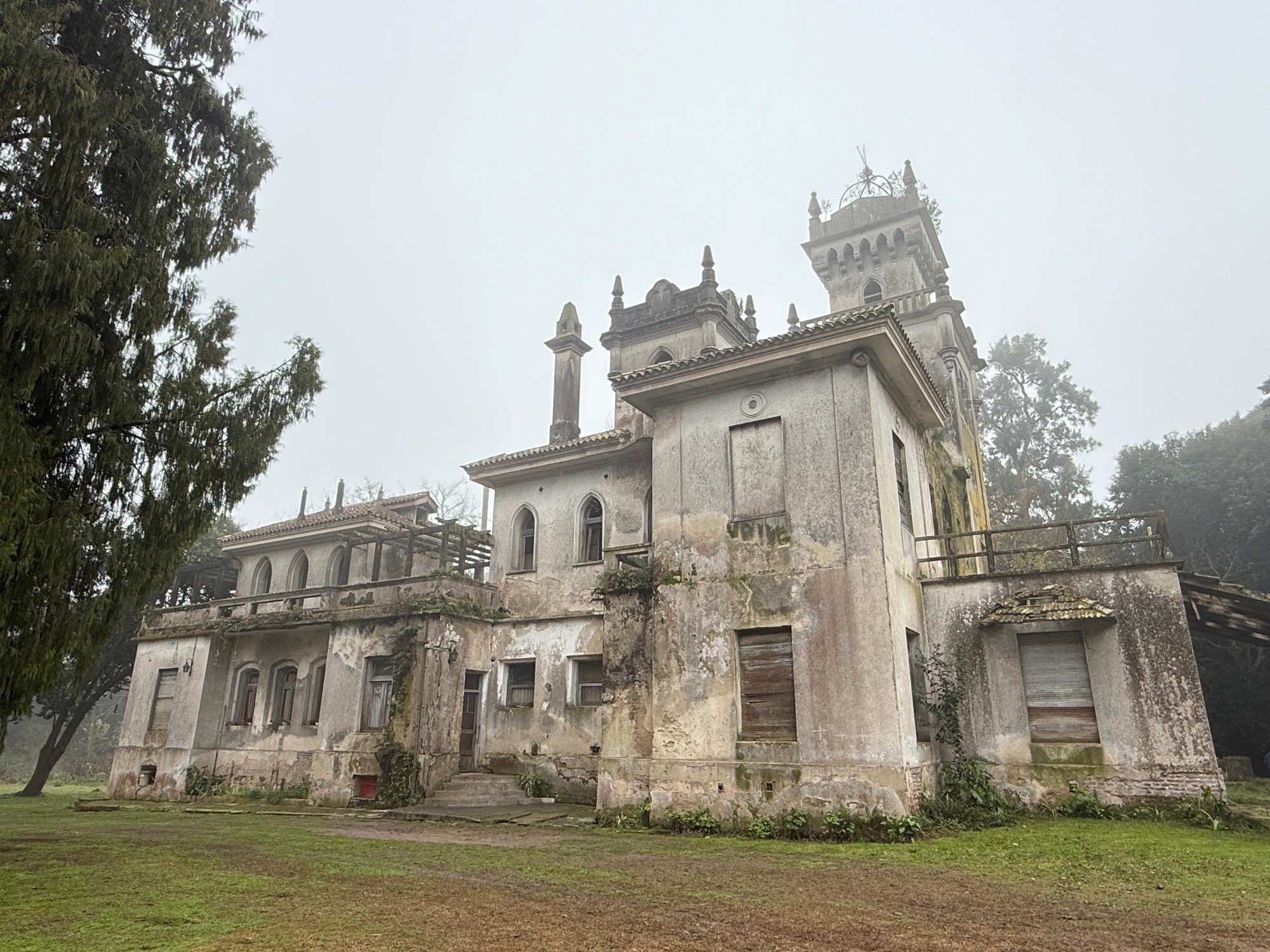 Un castello girevole e una grande produzione di mele in mezzo alla pianura: la storia di un ranch che cerca di uscire dall'abbandono.