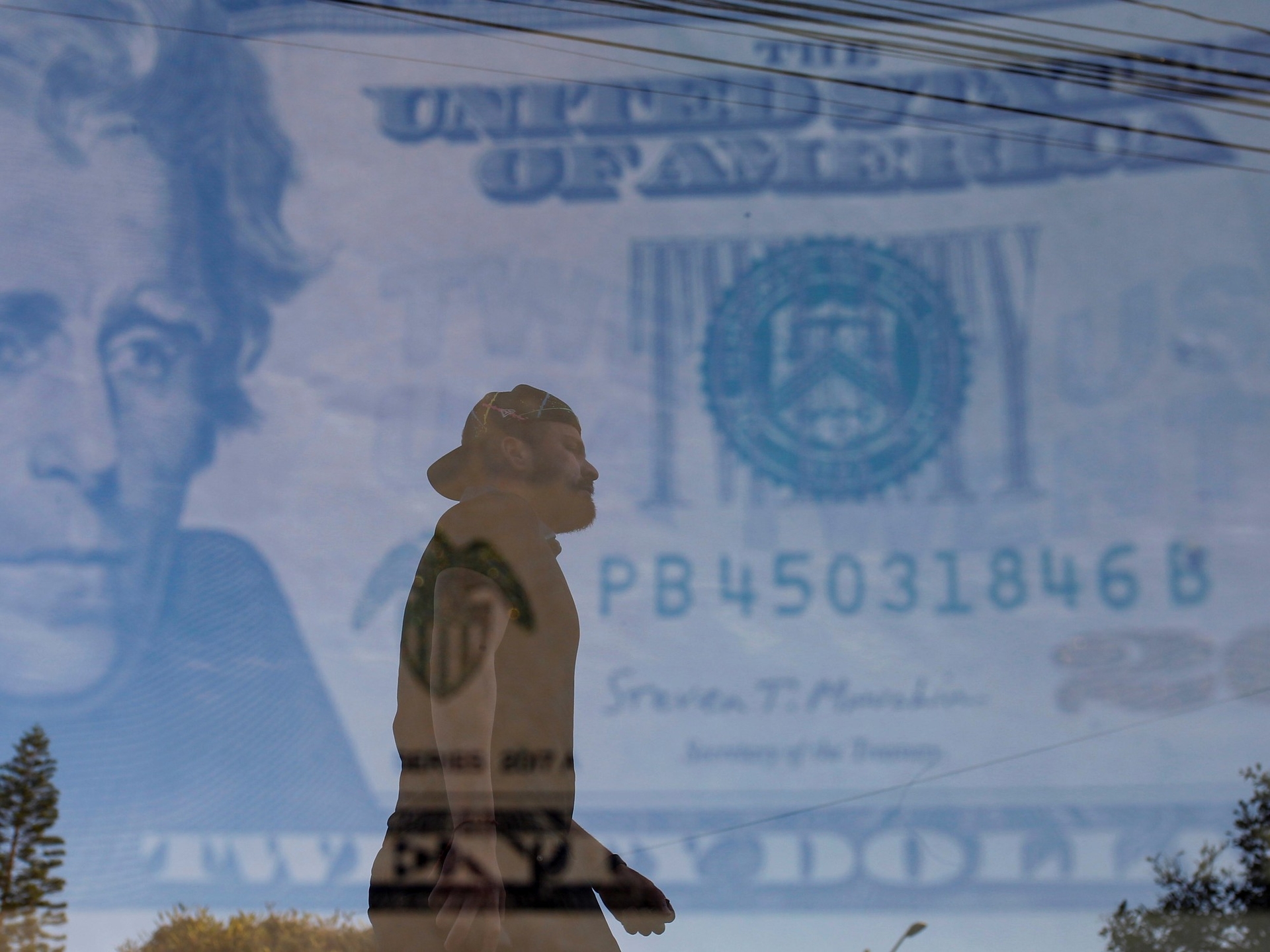 Poucos dias antes da eleição, o dólar caminha para um novo recorde e as ações estão despencando.
