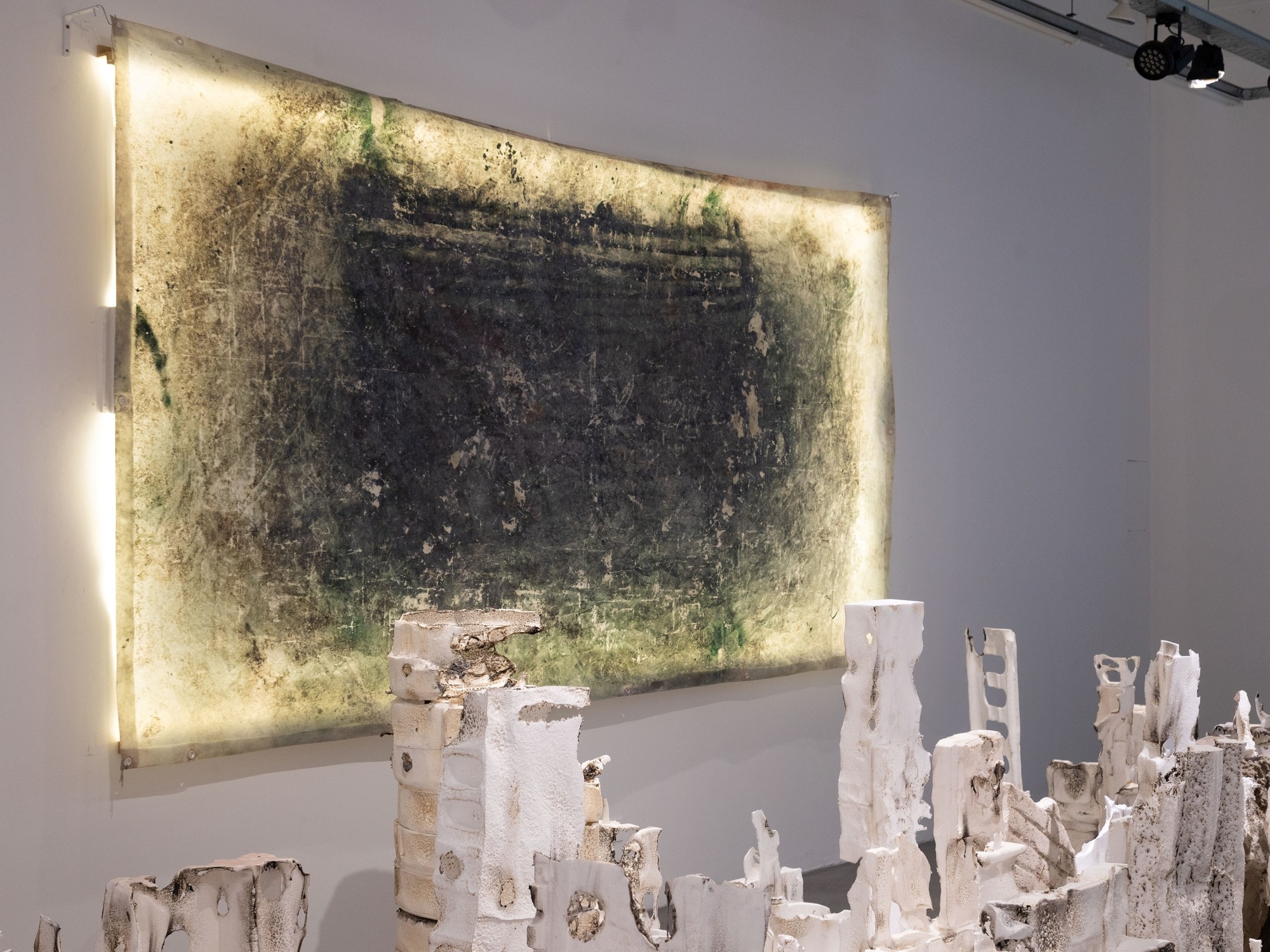 Andrés Waissmans neue Installation: Ausrangierte Materialien verwandeln sich in eine Stadt
