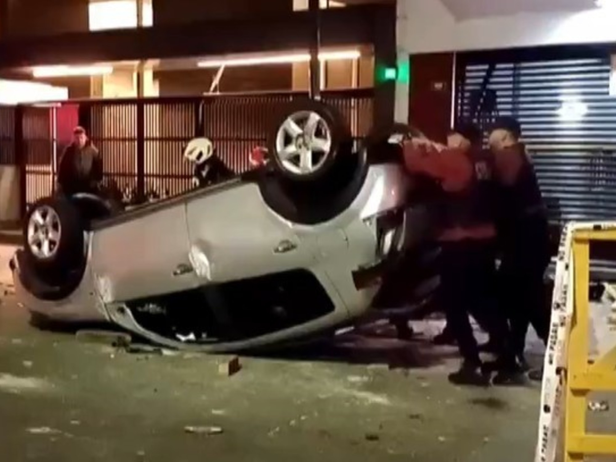Wideo: Dramatyczny dachowanie samochodu i wypadek z udziałem ośmiu motocykli w Villa Crespo
