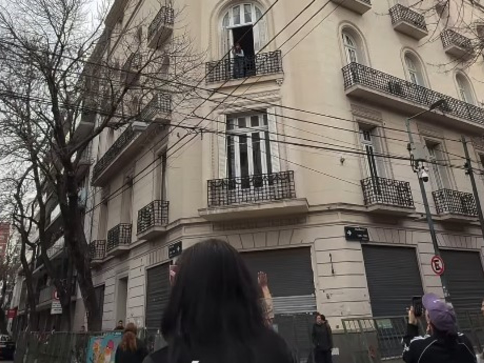 Eine transsexuelle Persönlichkeit aus den Medien machte einen besonderen Besuch unter Cristina Kirchners Balkon. Die ehemalige Vizepräsidentin kam heraus, um sie zu begrüßen, und sie segnete sie.