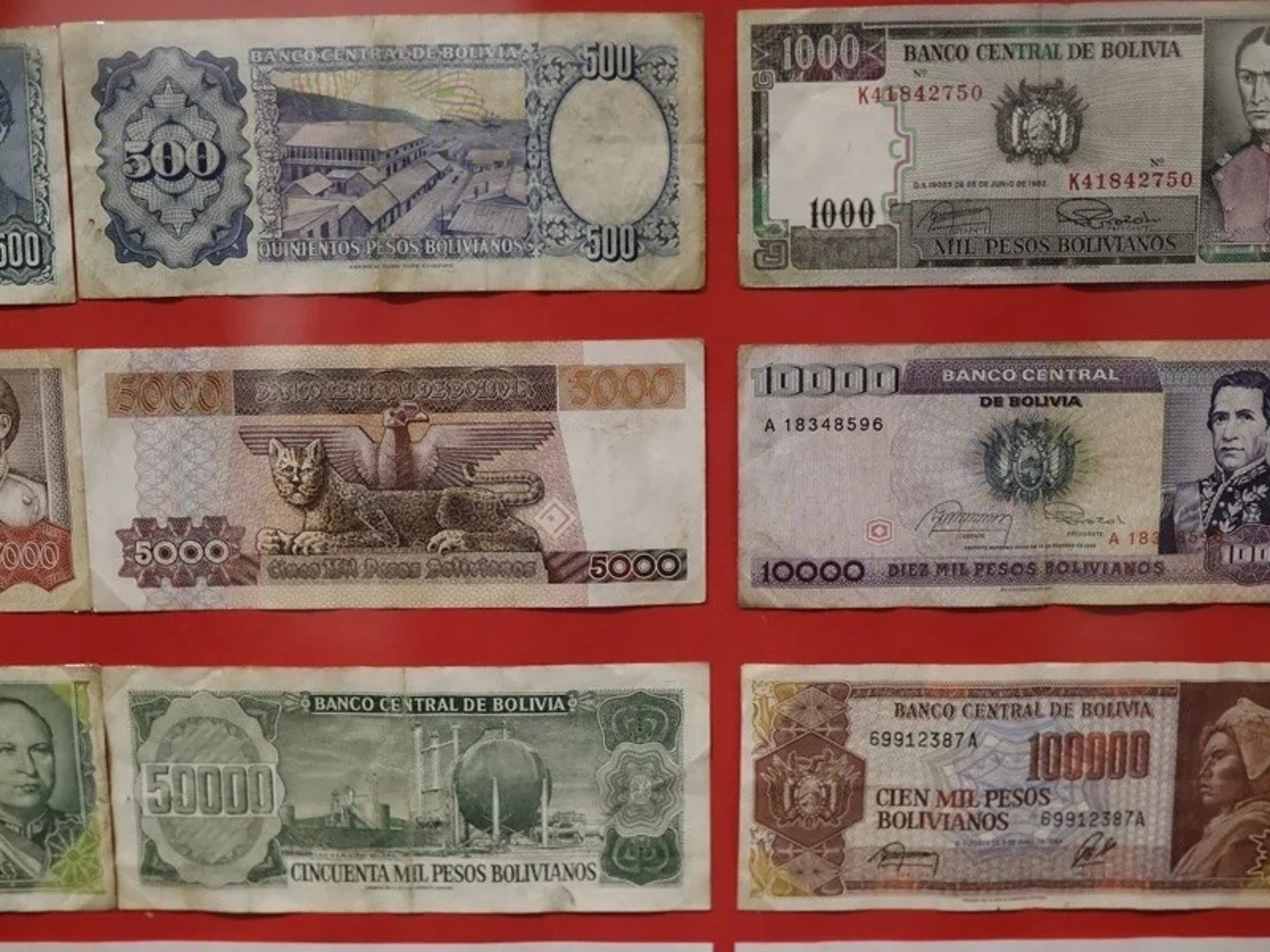 A maior coleção privada de moedas e notas da Bolívia mostra a evolução do dinheiro.