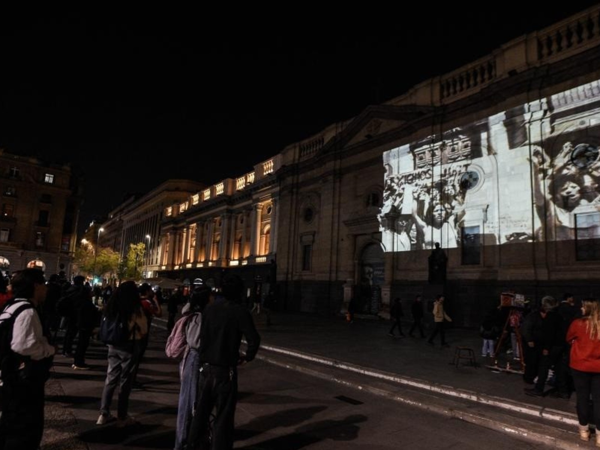 Santiago beleuchtete seine Gebäude, um der Opfer der Pinochet-Diktatur zu gedenken.