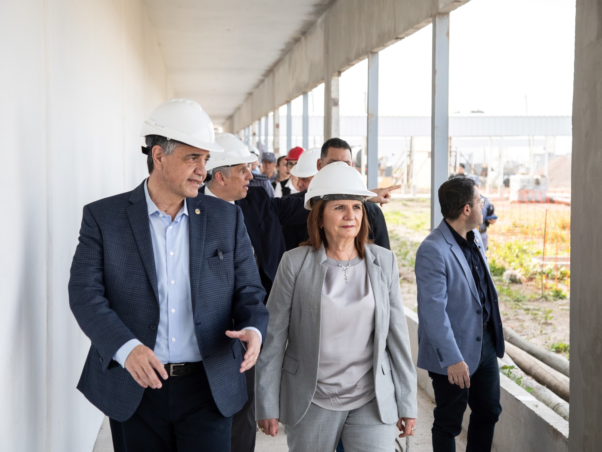 Die Annäherung zwischen Patricia Bullrich und Jorge Macri: Während des Wahlkampfs besichtigten sie die Baustelle des Marcos-Paz-Gefängnisses.