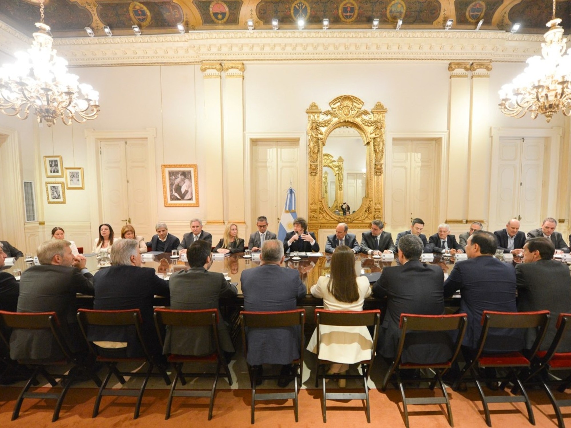 Una recepción a la medida de Milei, con pocos reclamos y los gobernadores compitiendo para llevarse el mejor saludo