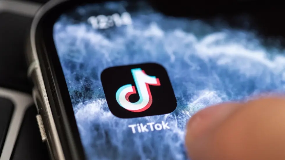 Bruselas acusa a TikTok de violar la legislación de la UE sobre publicidad y amenaza con una fuerte multa