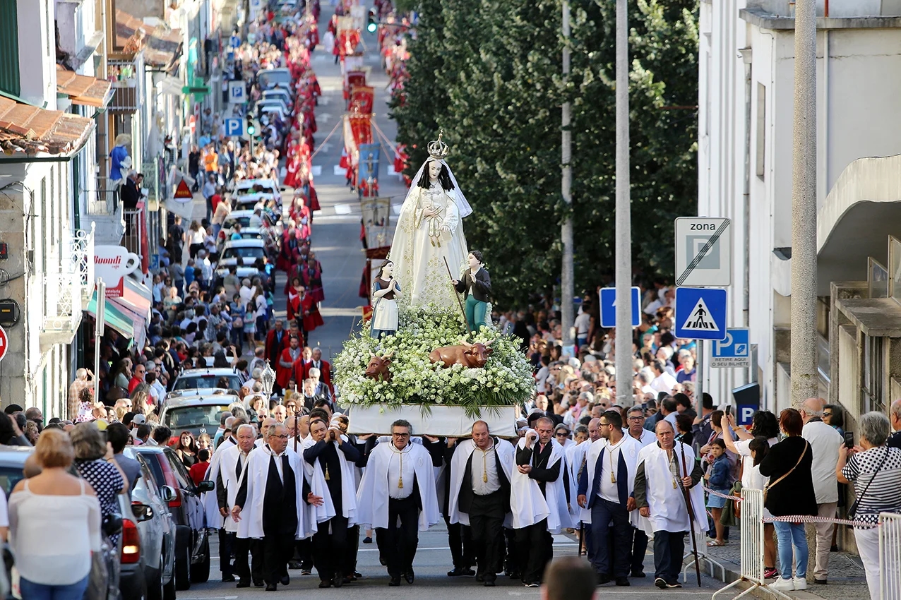 Eleven people from Oliveira carry a stretcher weighing around 800 kilos