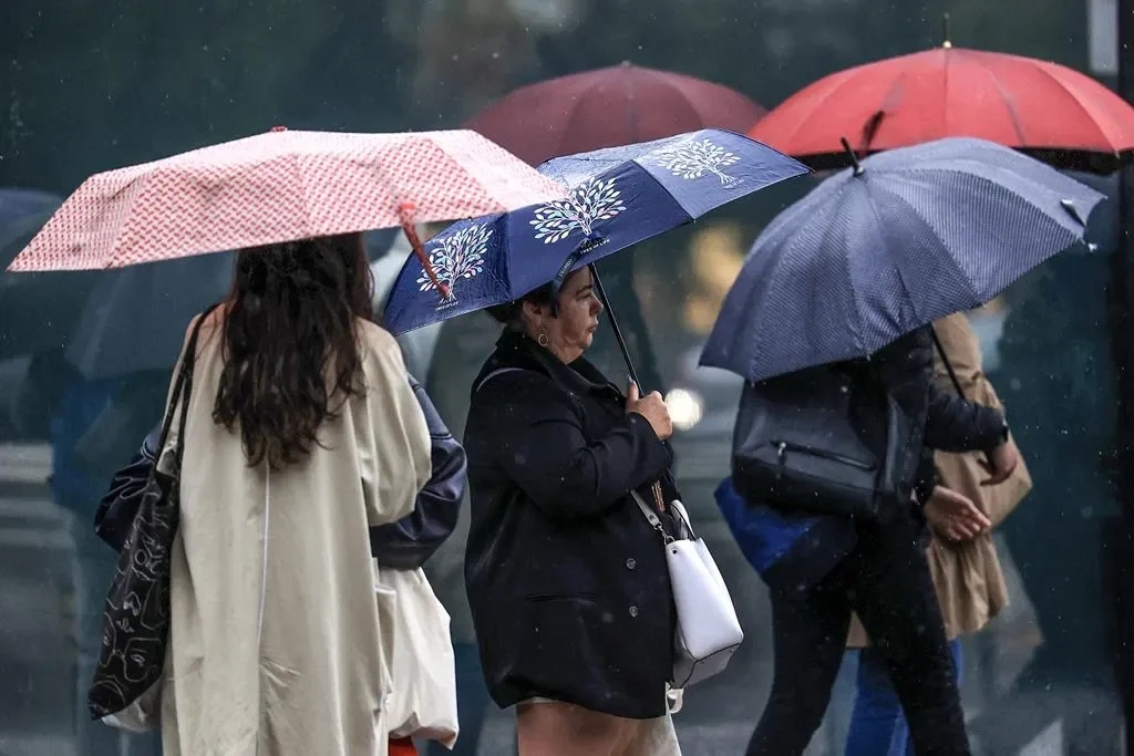 Quatro distritos do continente sob aviso amarelo por causa da chuva