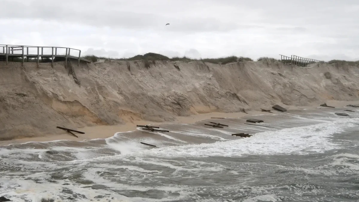 Il mare distrugge parte delle passerelle tra Barra e Costa Nova