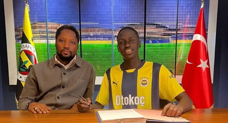 O novo contratado do Fenerbahçe, Abdou Aziz Fall, está preso no campo de Schengen: Ele não está no campo