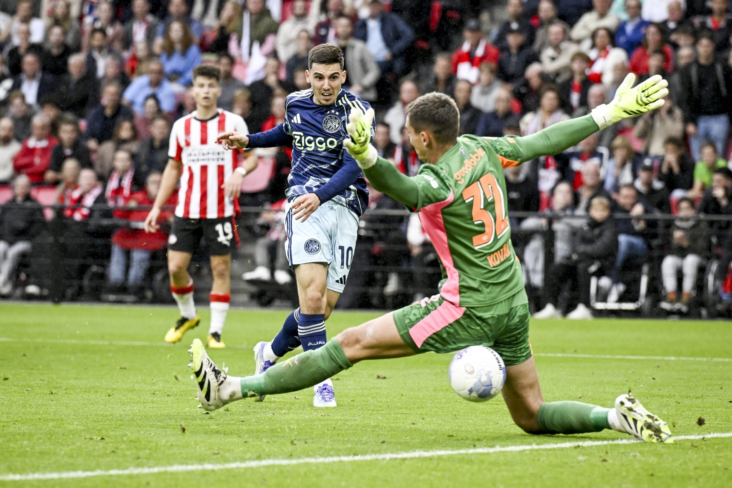 El PSV-Ajax termina empatado, un penalti del AZ en el último minuto le niega la victoria al Feyenoord