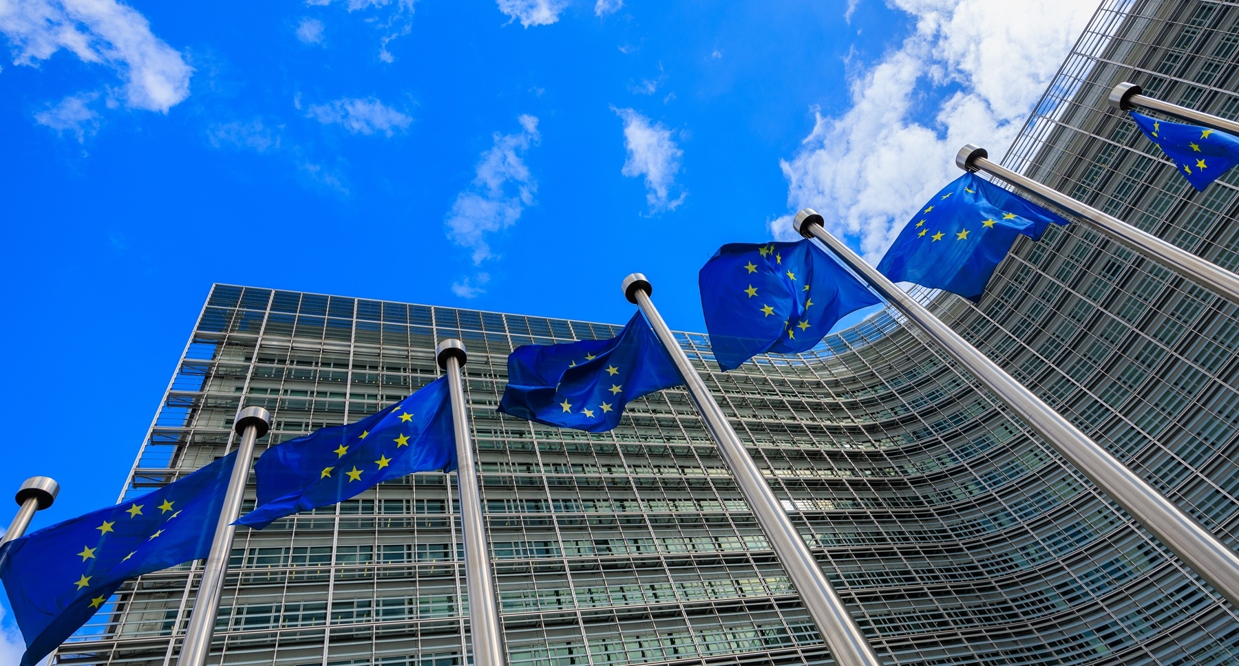 La UE toma medidas enérgicas contra las emisiones de los buques y da luz verde a las exenciones para el sector automovilístico