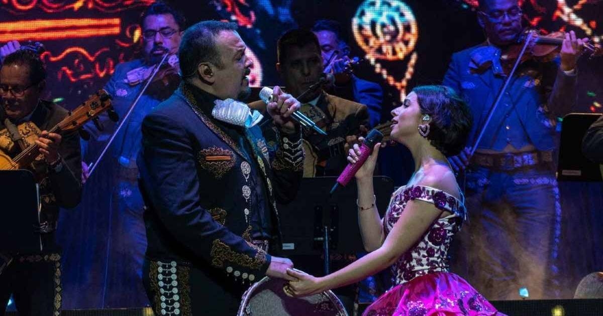 Pepe Aguilar esclarece rumores sobre 'compra de covers' e sua influência no sucesso de Angela Aguilar