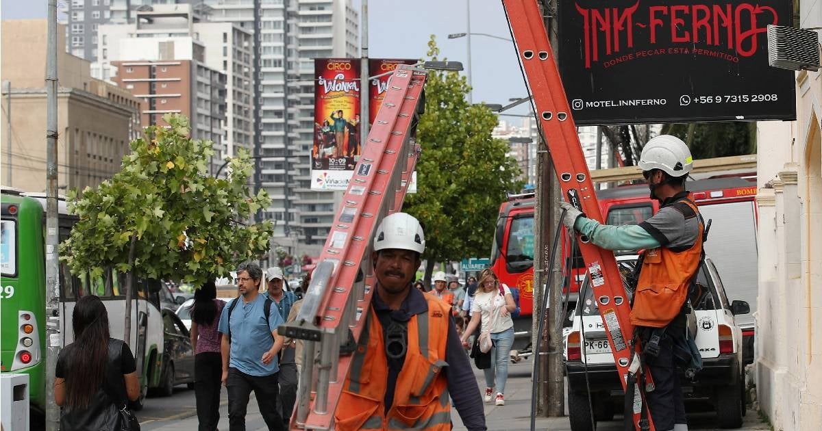 Şili, büyük çaplı elektrik kesintisi nedeniyle olağanüstü hal ve sokağa çıkma yasağı ilan etti