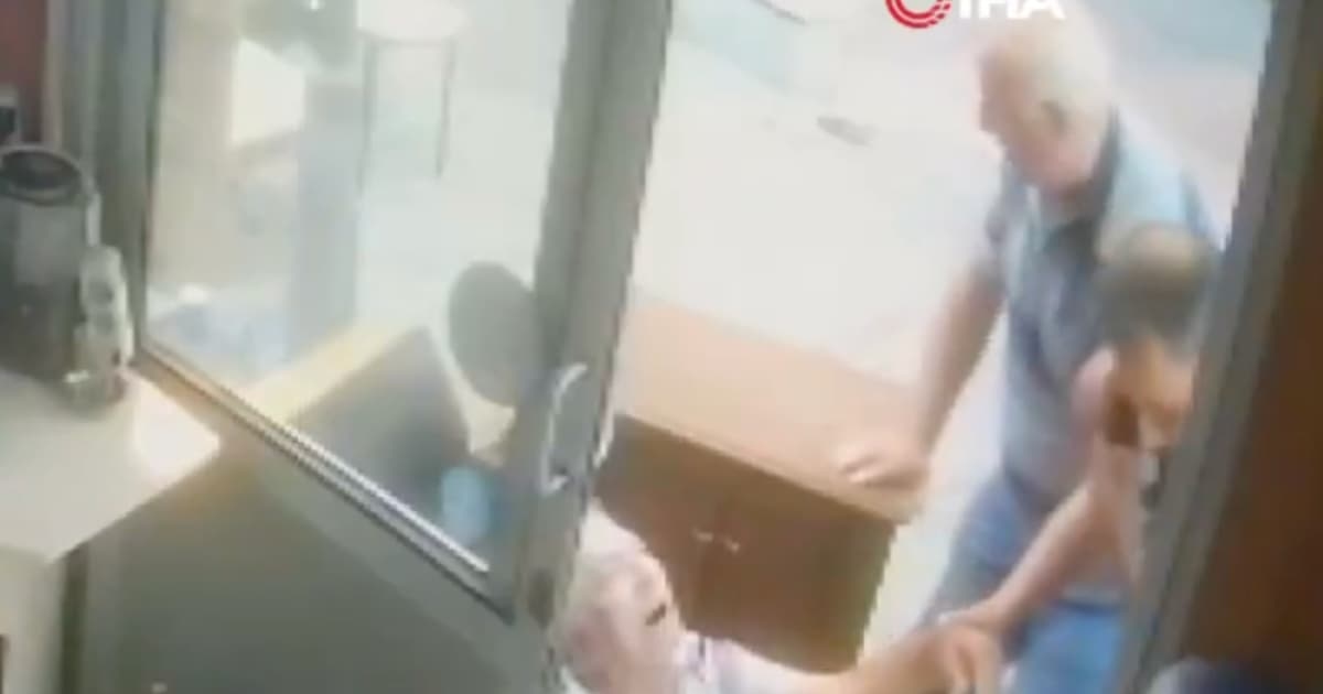 Nietypowe: pomagając przyjacielowi z zawałem serca, doznaje kolejnego zawału i oboje umierają