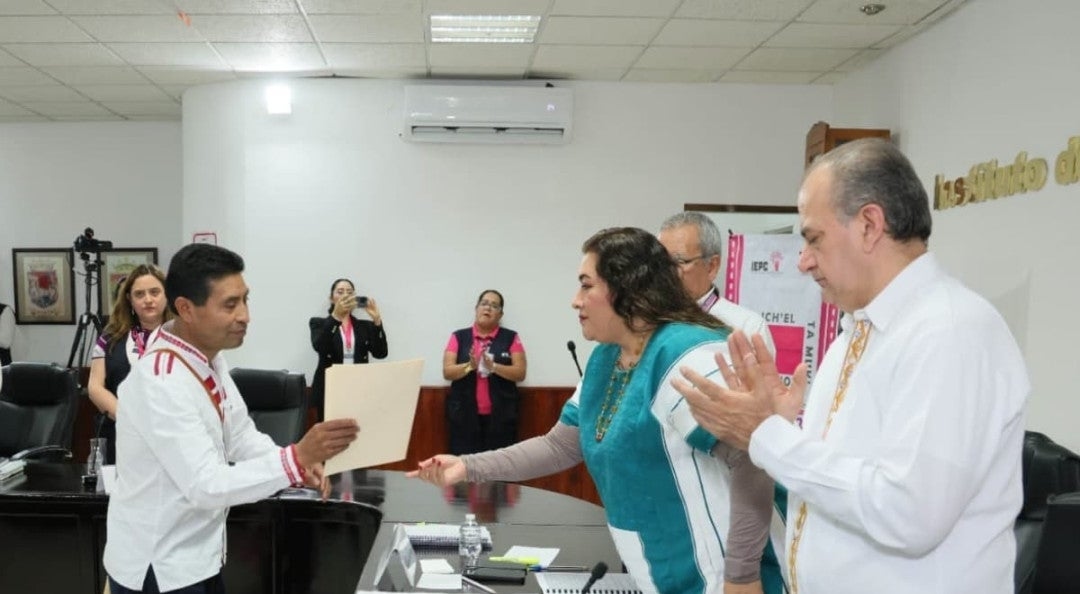 Le professeur indigène César Gómez López remporte l'élection à la mairie d'Oxchuc