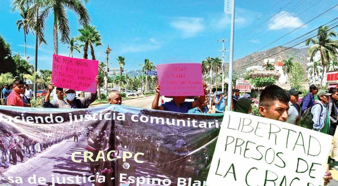 Policías comunitarios realizan bloqueo en Acapulco, Guerrero