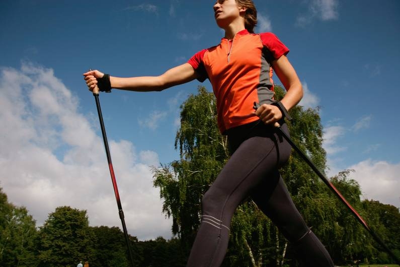 Dimagrire con i bastoncini: perché il nordic walking sta tornando di moda