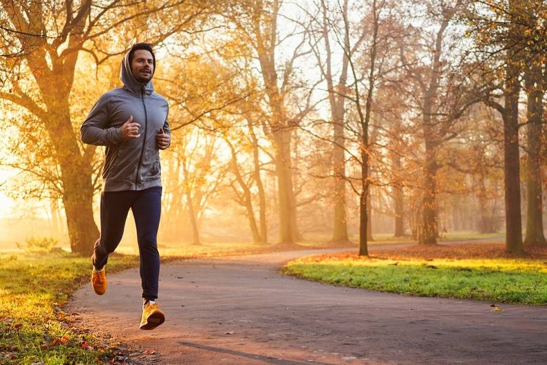 Profitez-en : pourquoi courir en automne est particulièrement intéressant – et à quoi faut-il faire attention